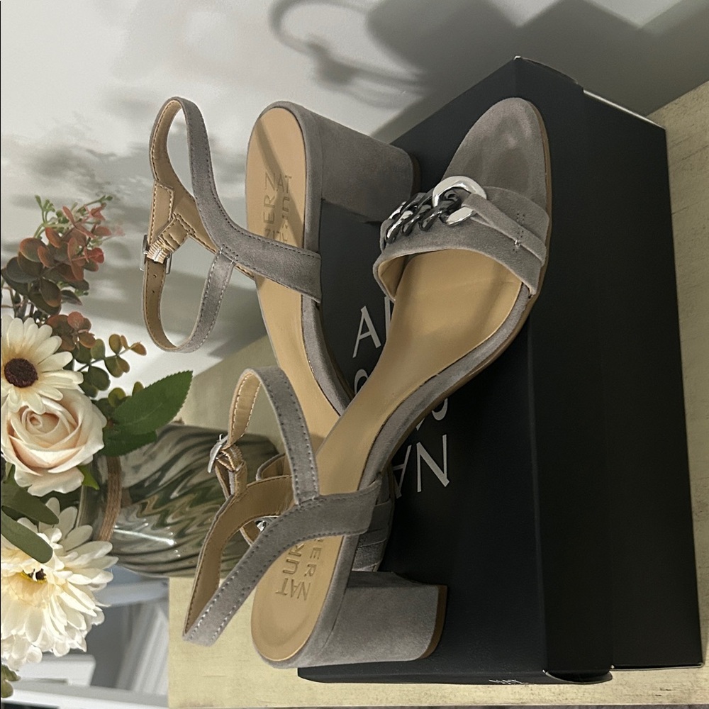 Naturalizer Bristol 2 Pelican Gray Block Heel Chain Detail Sandals - Size 9M - Picture 5 of 9